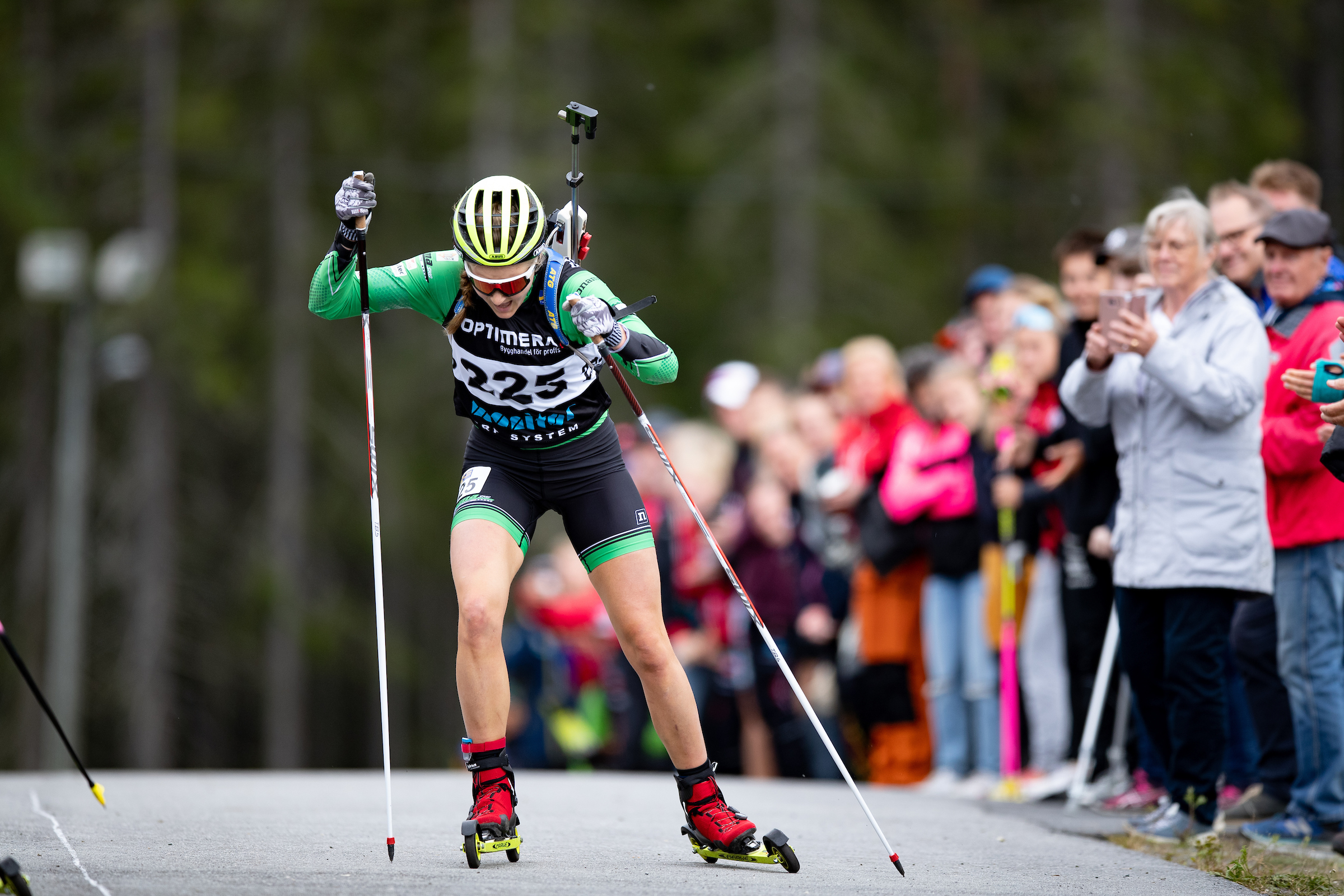 Stina Nilsson tog sitt första SM-guld som skidskytt på Hallstaberget under 2021 års upplaga av SM i Rullskidskytte. Foto: Per Danielsson.