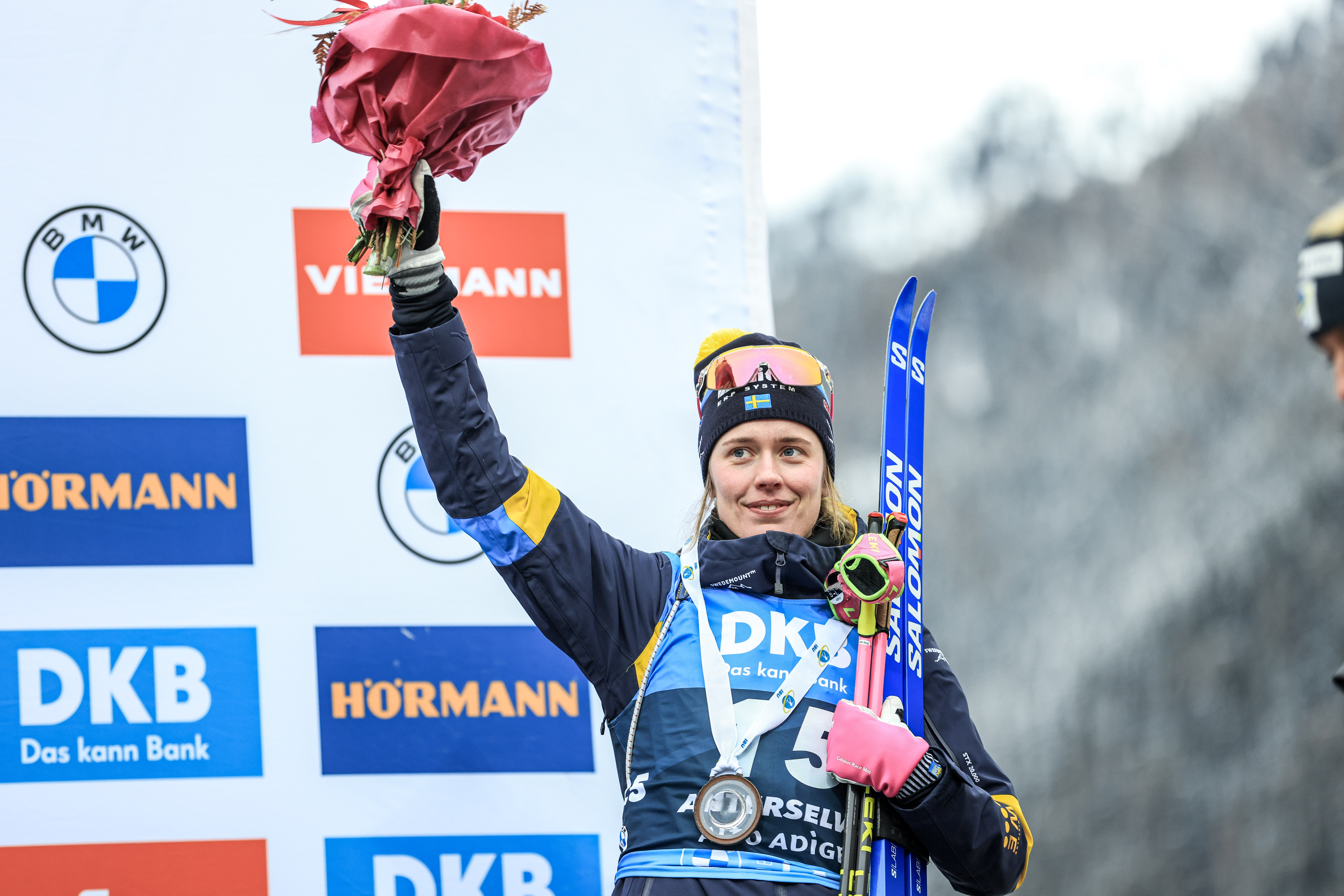Elvira Öberg på pallen i sprinten i Antholz