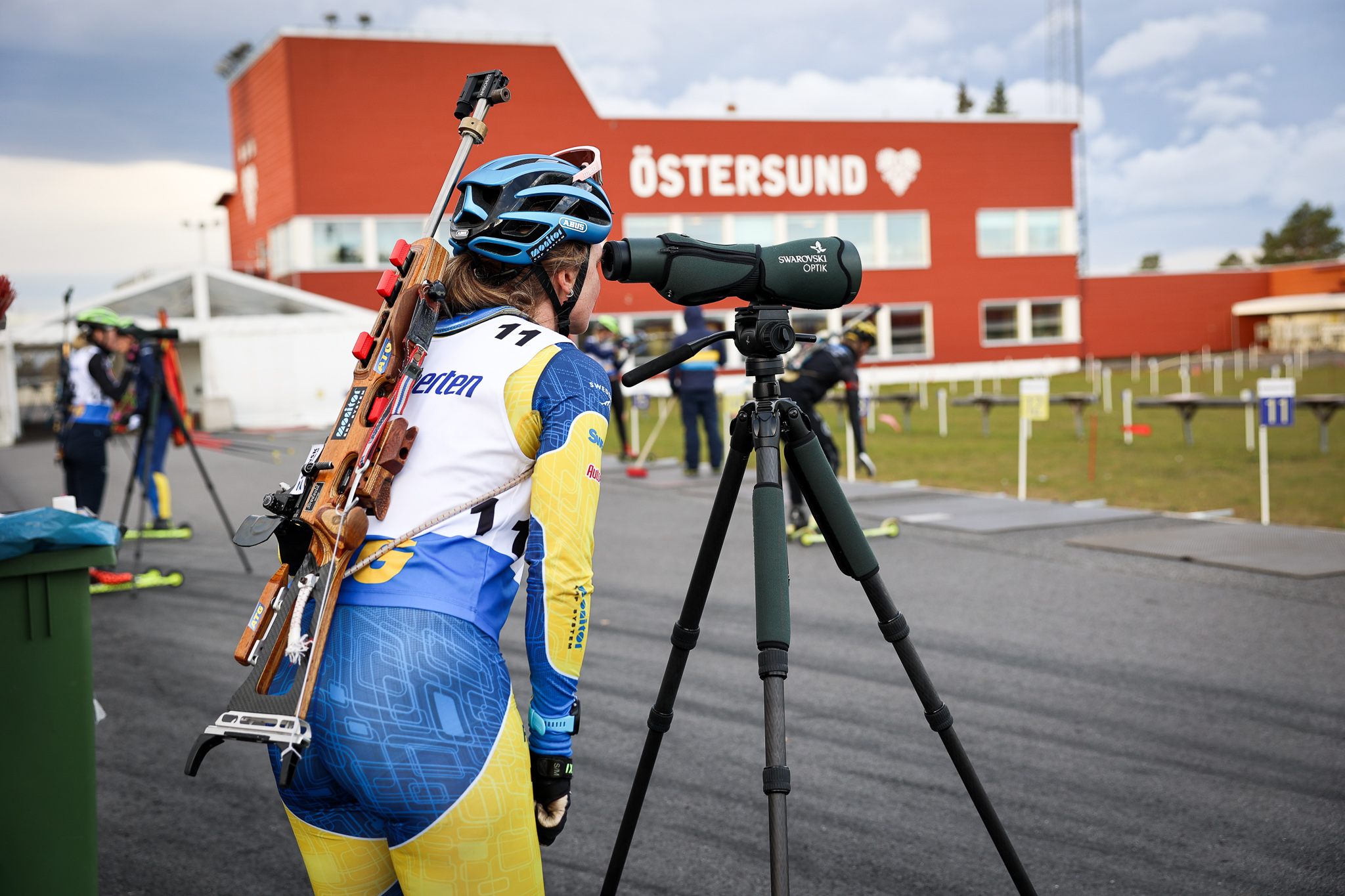 Åkare tittat i kikaren på skjutvallen i Östersund