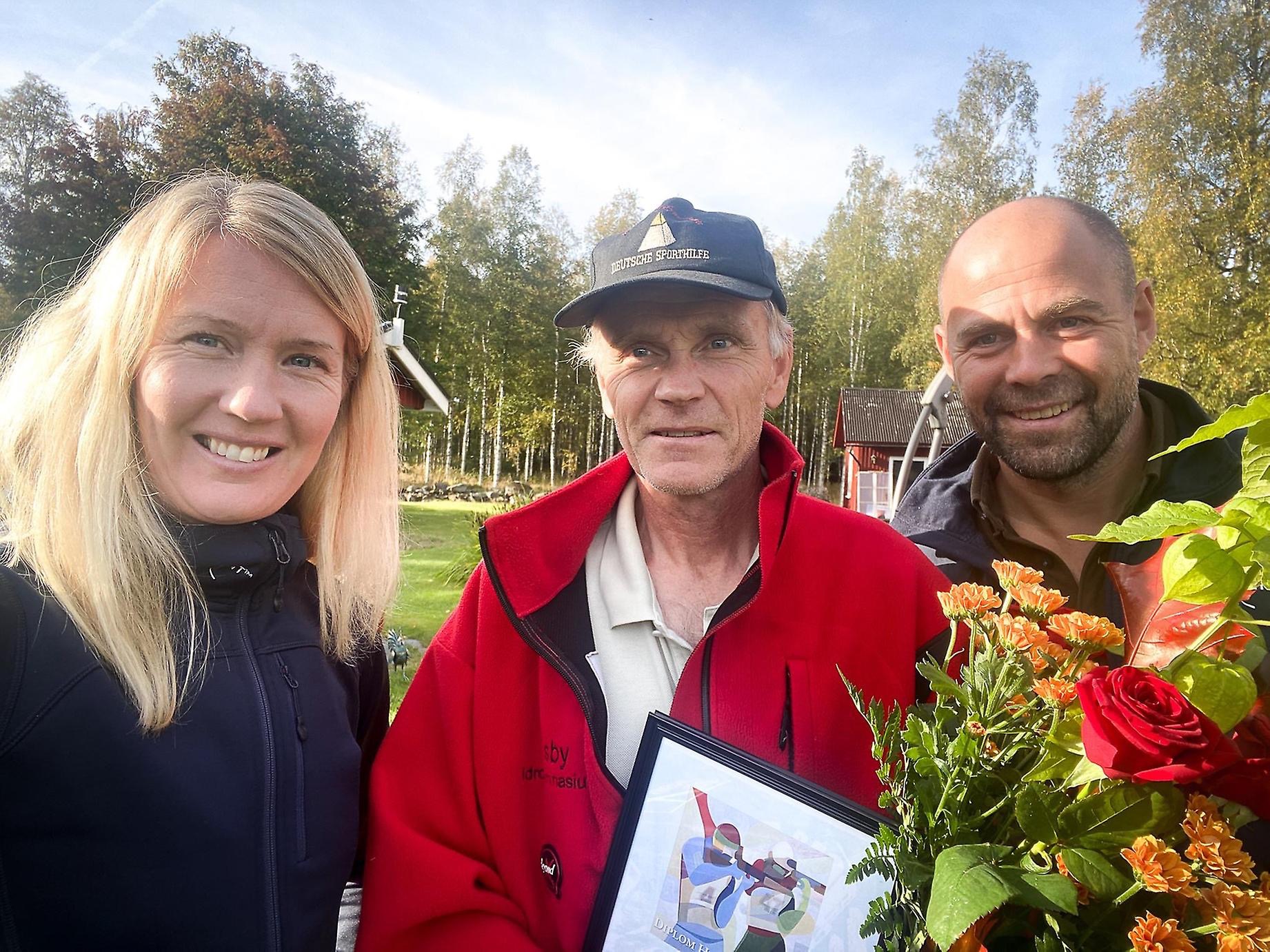Anna-Maria Uusitalo och Rikard Grip besökte Leif Andersson när han tilldelades hederstecknet 2022