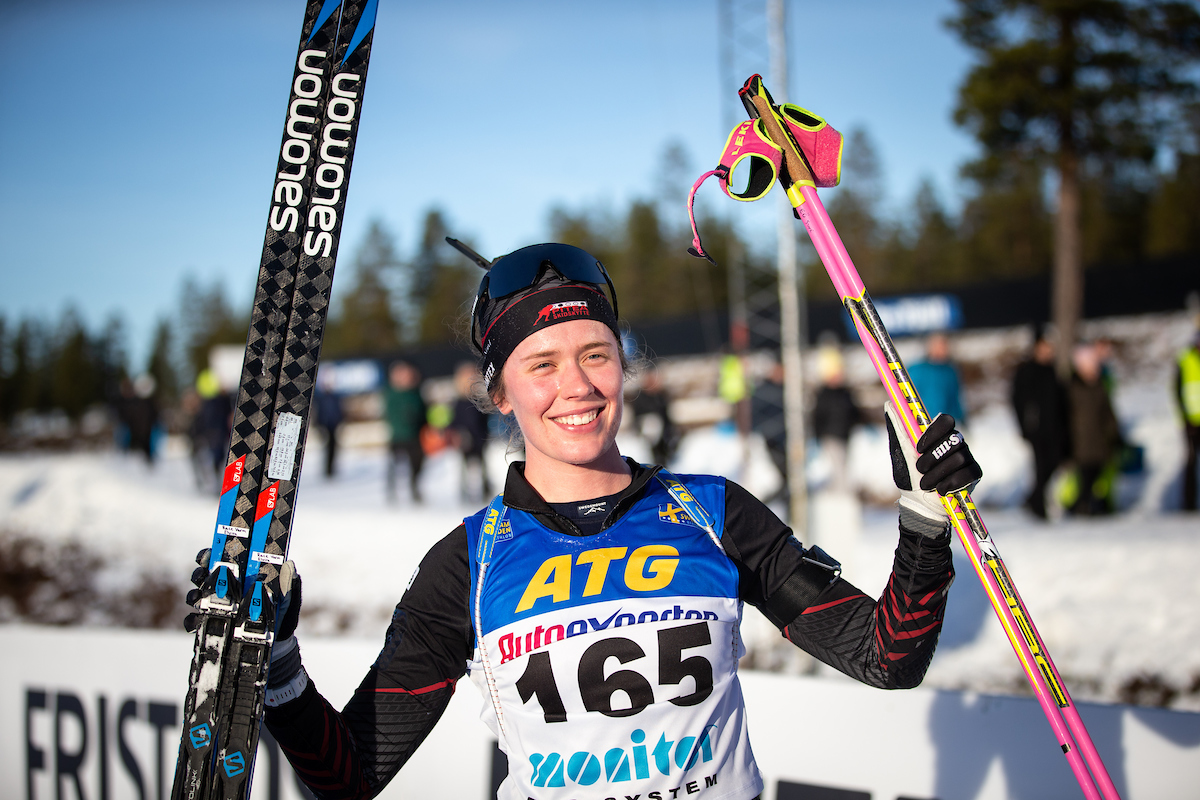 Elvira Öberg glad segrare i mål efter söndagens kortdistans vid Sverigepremiären i Idre 2021. Foto: Per Danielsson